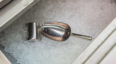 crushed ice in bucket, ice in bucket