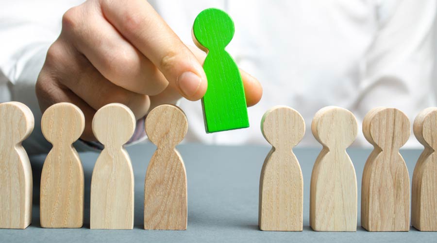 The leader chooses the person in the the team. Talented worker. Hiring staff. Employee search. Promote. Human Resource Management. Choosing a new leader in the team. Dismissal. Successful choice.