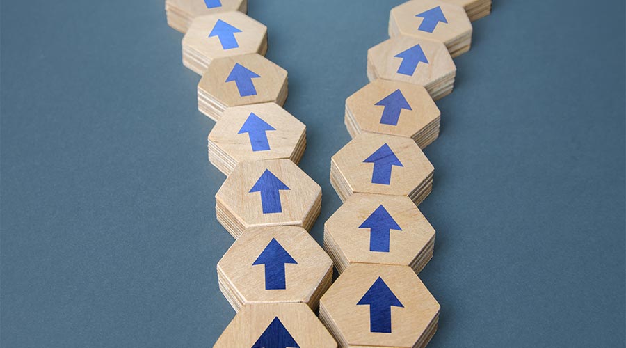 The chain with arrows splits into two. Concept of conflict. Division of business company. Splitting opinions on an issue. Rivalry, competition. Walk your own ways. Discrepancies, variance