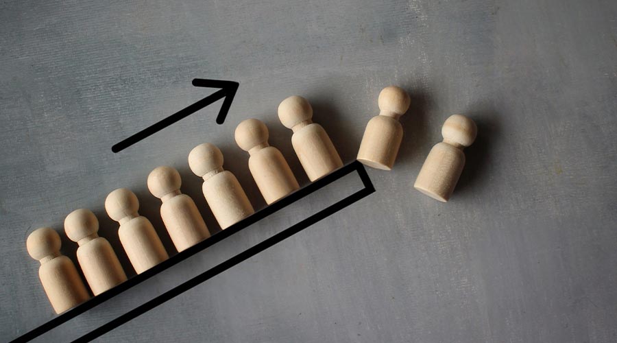 Large layoffs of employees. Downsizing, violation of rights, social tension in a crisis. Constant turnover, socially toxic environment in the company. Conflicts and incompetent bosses. Staff leaving